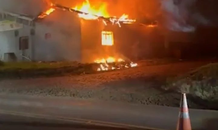RESTAURANTE É ATINGIDO POR INCÊNDIO DE GRANDES PROPORÇÕES EM NOVA AURORA