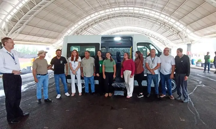 SÃO MIGUEL DO IGUAÇU RECEBE VAN 0 KM ADAPTADA PARA TRANSPORTE DE PACIENTES