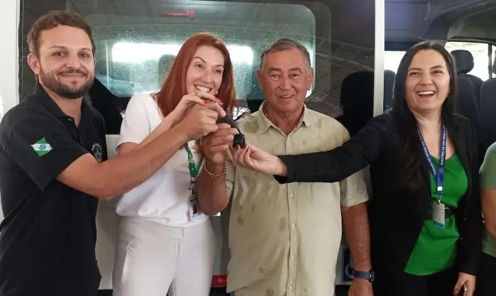SÃO MIGUEL DO IGUAÇU RECEBE VAN 0 KM ADAPTADA PARA TRANSPORTE DE PACIENTES