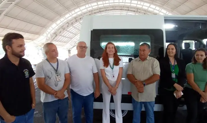 SÃO MIGUEL DO IGUAÇU RECEBE VAN 0 KM ADAPTADA PARA TRANSPORTE DE PACIENTES
