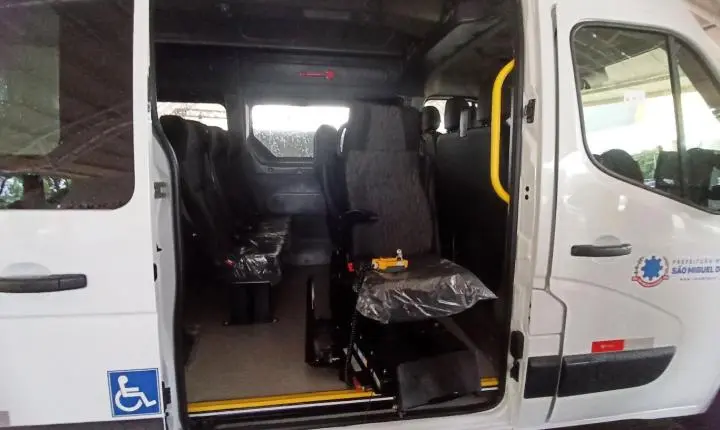 SÃO MIGUEL DO IGUAÇU RECEBE VAN 0 KM ADAPTADA PARA TRANSPORTE DE PACIENTES