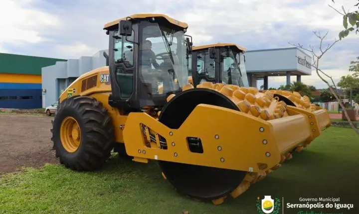 SERRANÓPOLIS DO IGUAÇU RECEBE ROLO COMPACTADOR NOVO PARA REFORÇAR SERVIÇOS