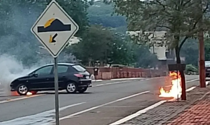VEÍCULO PEGA FOGO NA MANHÃ DESTE DOMINGO EM ITAIPULÂNDIA