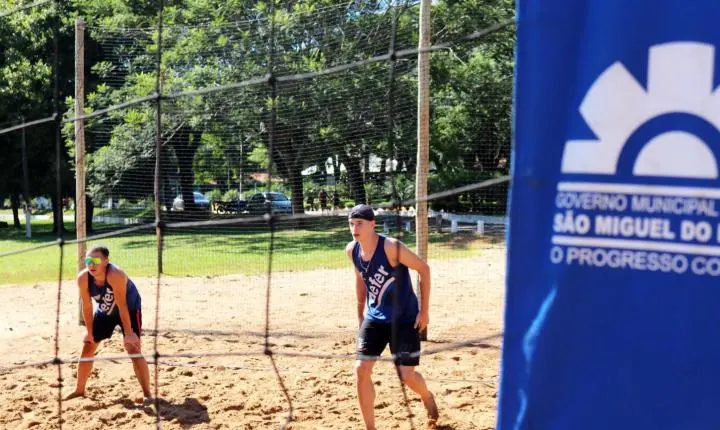VÔLEI DE PRAIA MOVIMENTA A PRAINHA DURANTE O ‘SÃO MIGUEL MAIS VERÃO’